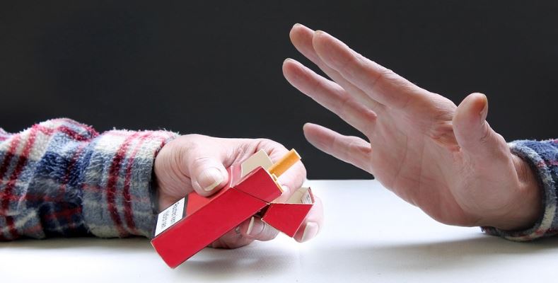 Mann hört mit Rauchen auf