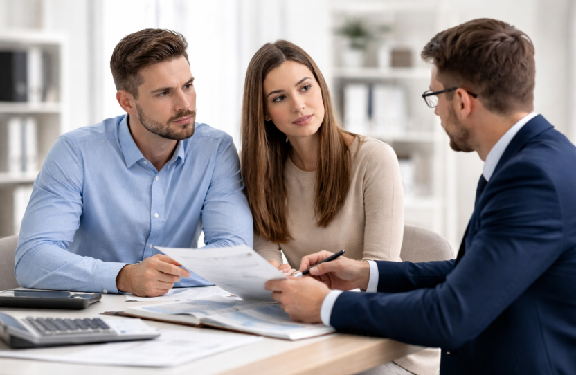 Kredit trotz schlechter Schufa – sachliche Beratungssituation in einem Büro mit Unterlagen und persönlichem Gespräch zur realistischen Finanzierungsprüfung